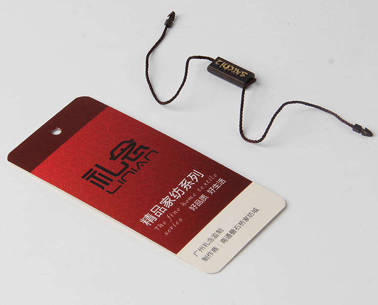 衣服吊牌在定做時出幺蛾子，制造商這樣做不懼怕劃痕