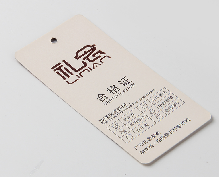 衣服吊牌在定做時出幺蛾子，制造商這樣做不懼怕劃痕