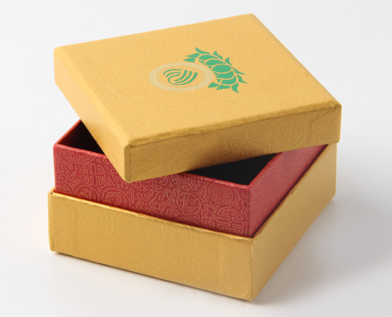 代表化妝品盒子廠家的老師傅，仔細(xì)比對(duì)3個(gè)小時(shí)，只為品質(zhì)