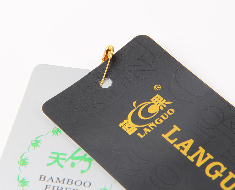 在選擇服裝紙牌定做工藝時(shí)，客人并不是最大的