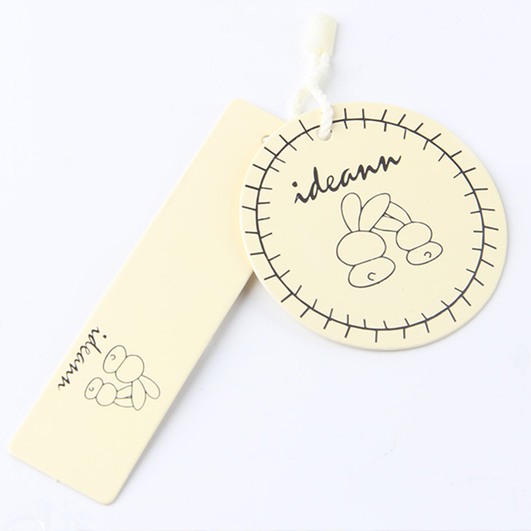 服裝的吊牌該怎么設(shè)計(jì)？問問生產(chǎn)廠家的設(shè)計(jì)師更靠譜